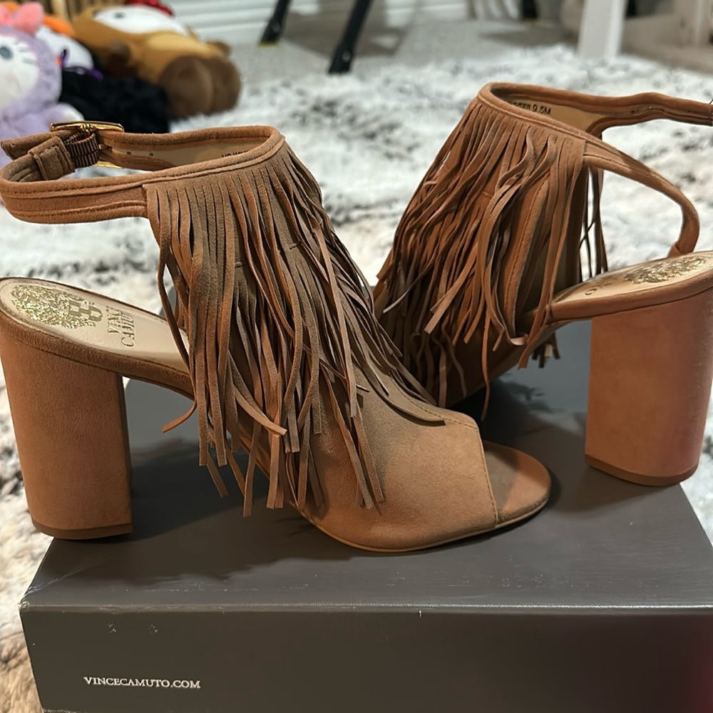 New in box vince camuto winiveer suede heels size 9.5